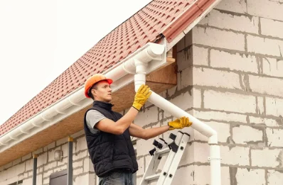Pose et remplacement de gouttières à Planches